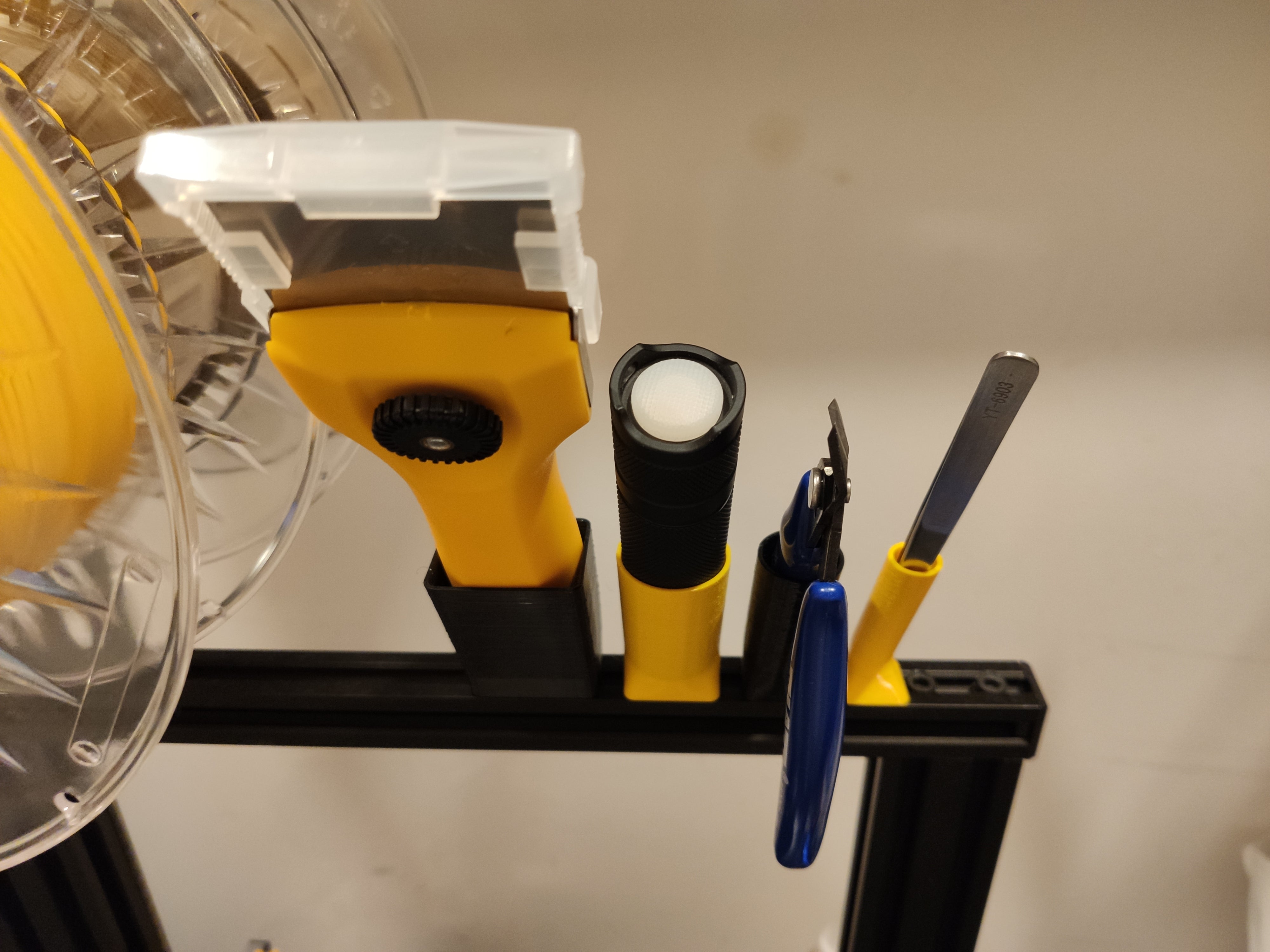 Työkalutelineet 2020-ekstruusiolle – OLFA T-45, Convoy S2+, pihdeille ja pinseteille