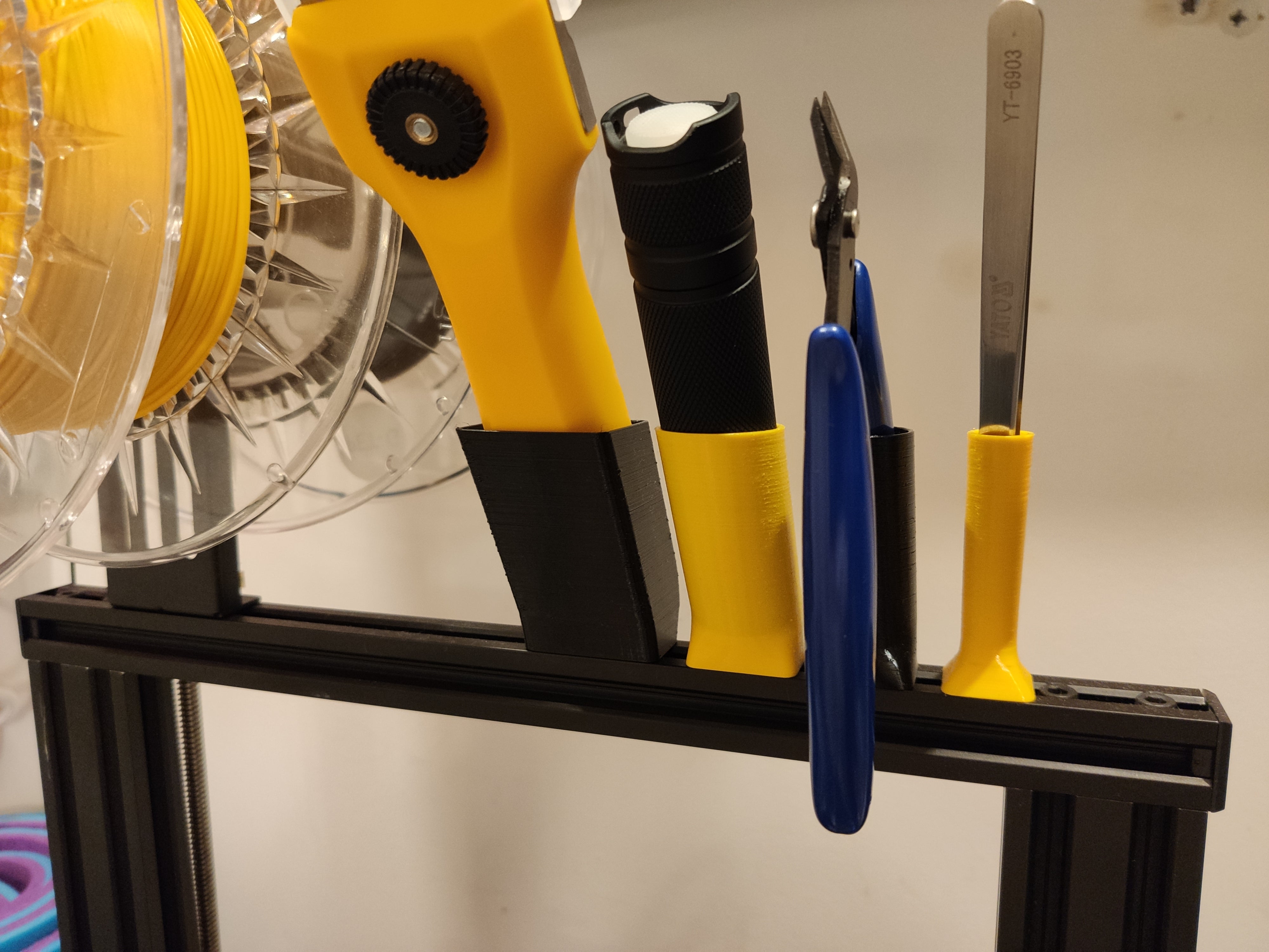 Työkalutelineet 2020-ekstruusiolle – OLFA T-45, Convoy S2+, pihdeille ja pinseteille