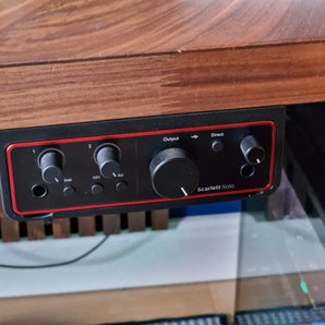 Pöydän alla oleva kiinnike Focusrite Scarlett Solo 4:lle. Gen