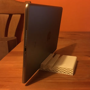 Säädettävä iPad-teline hunajakennomuotoilulla
