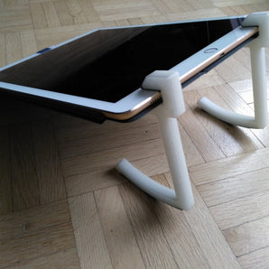 Minimalistinen iPad-teline luovaan työskentelyyn