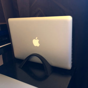 Tyylikäs kaareva kannettavan tietokoneteline REMIX - MacBook Prolle ja muille kannettaville (175x120mm)