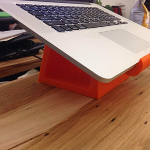 Tilaa säästävä ja ergonominen jalusta MacBook Prolle