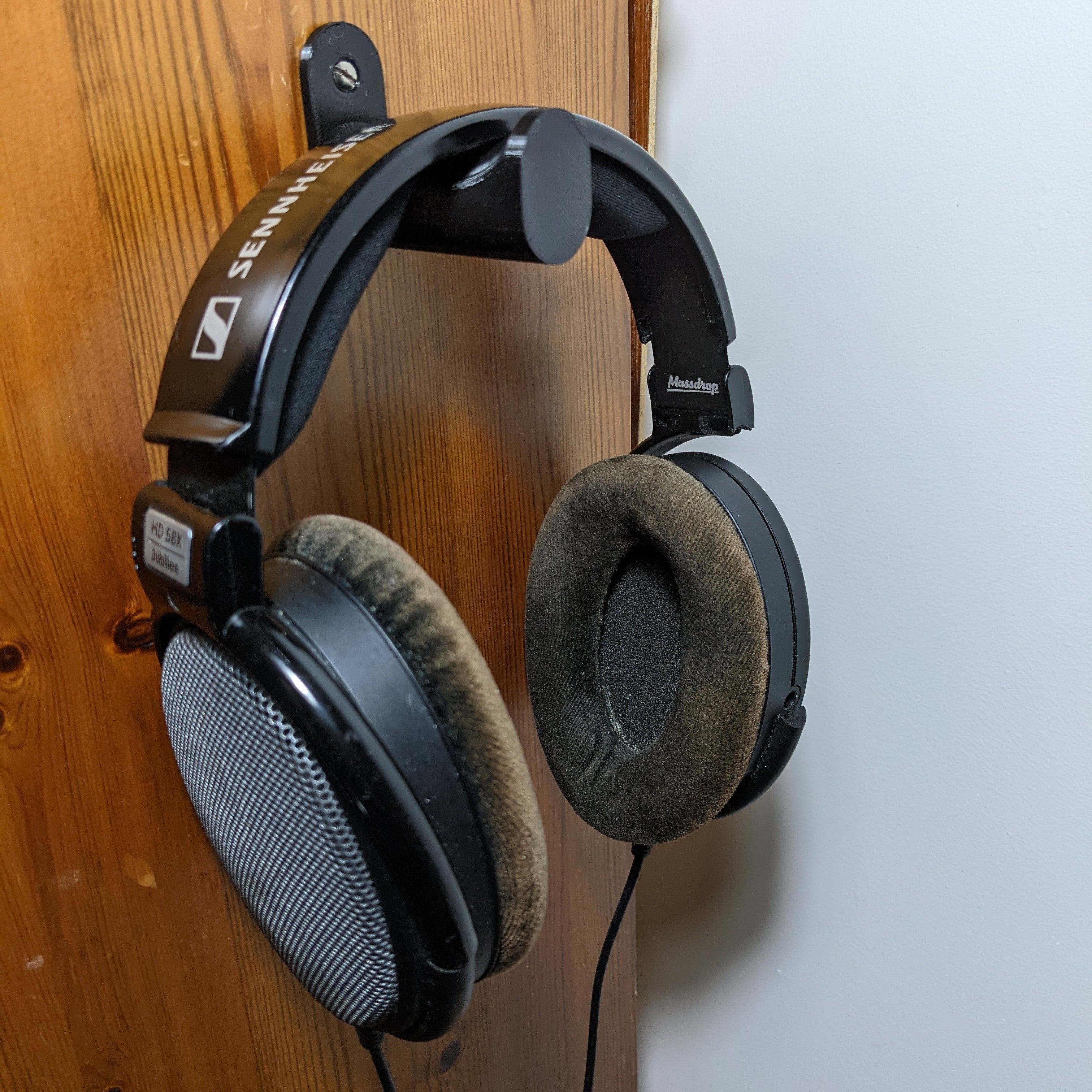 Seinään asennettava kuulokepidike – kompakti muotoilu