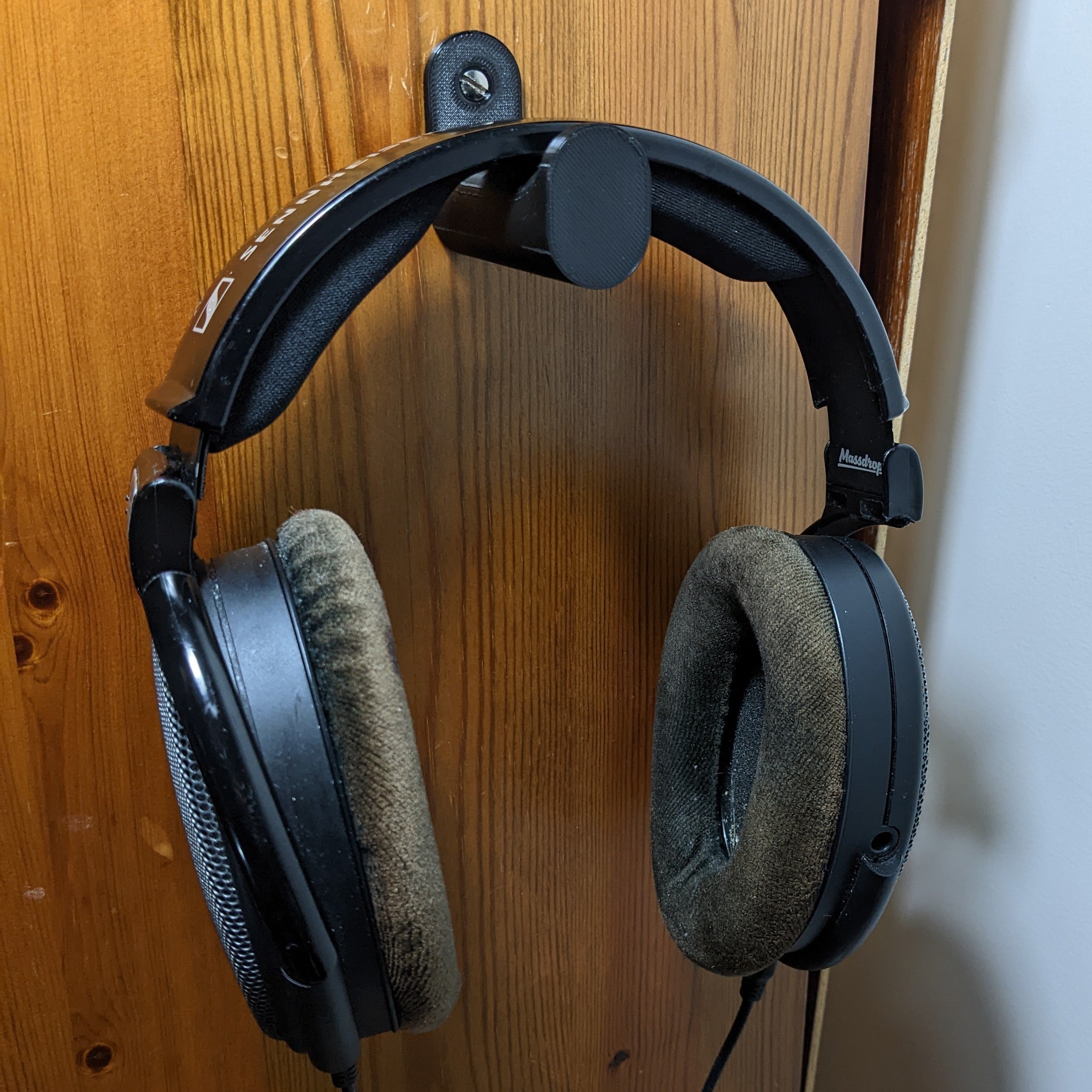 Seinään asennettava kuulokepidike – kompakti muotoilu