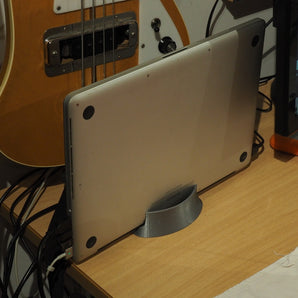 Kompakti Macbook Pro -jalusta suljetulle kannettavalle tietokoneelle
