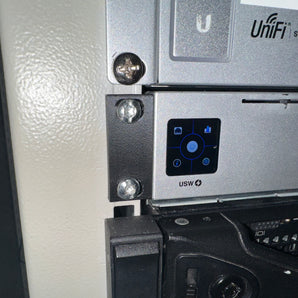 Unifi 1U -kulmarauta