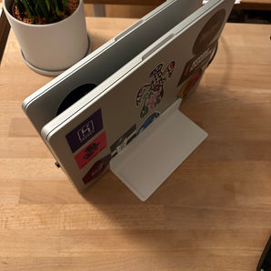 Kaksinkertainen pöytäteline MacBook Prolle (14") tarjottimella