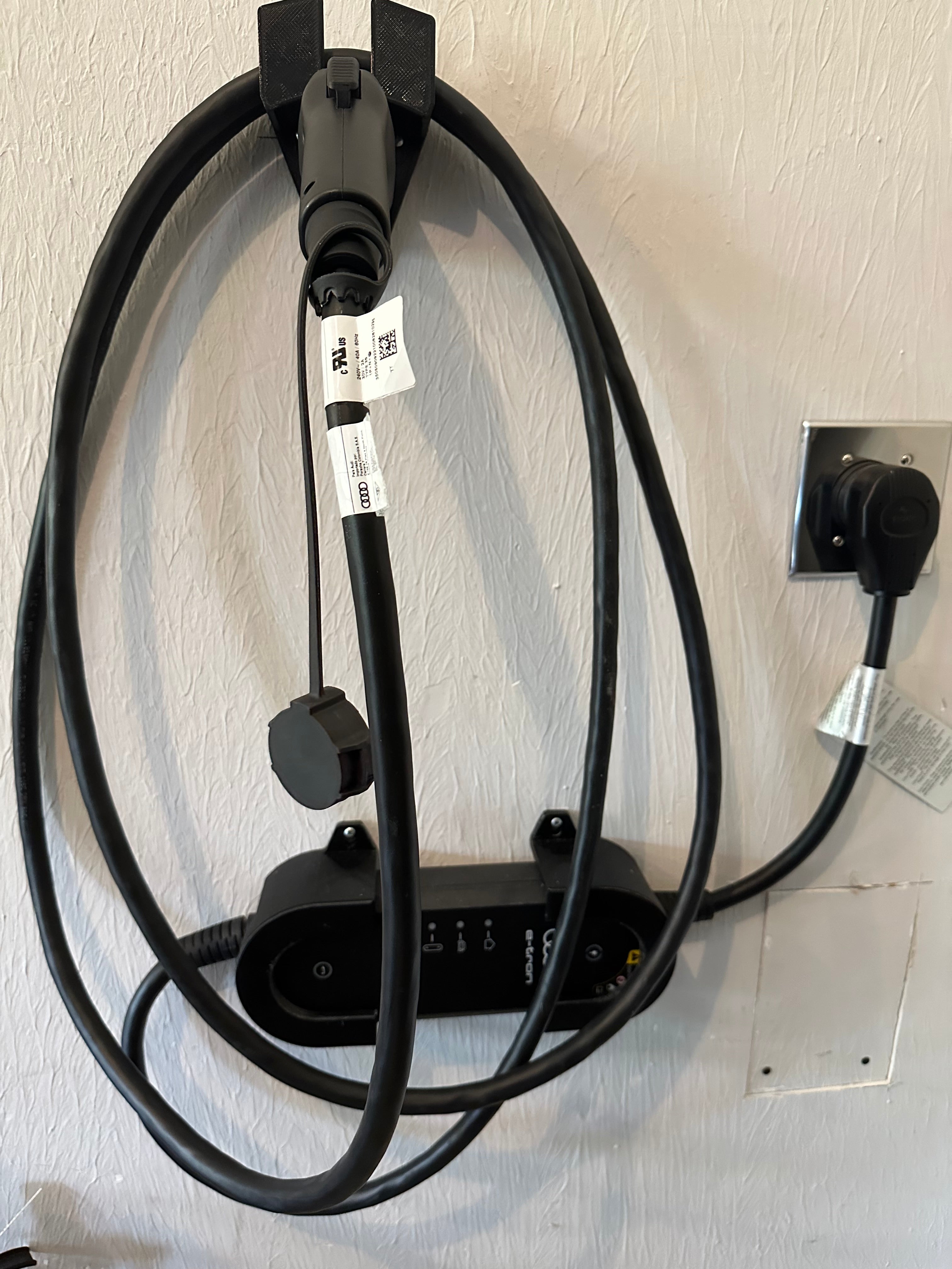 Seinään asennettava pidike J1772 CCS1 EV-laturille