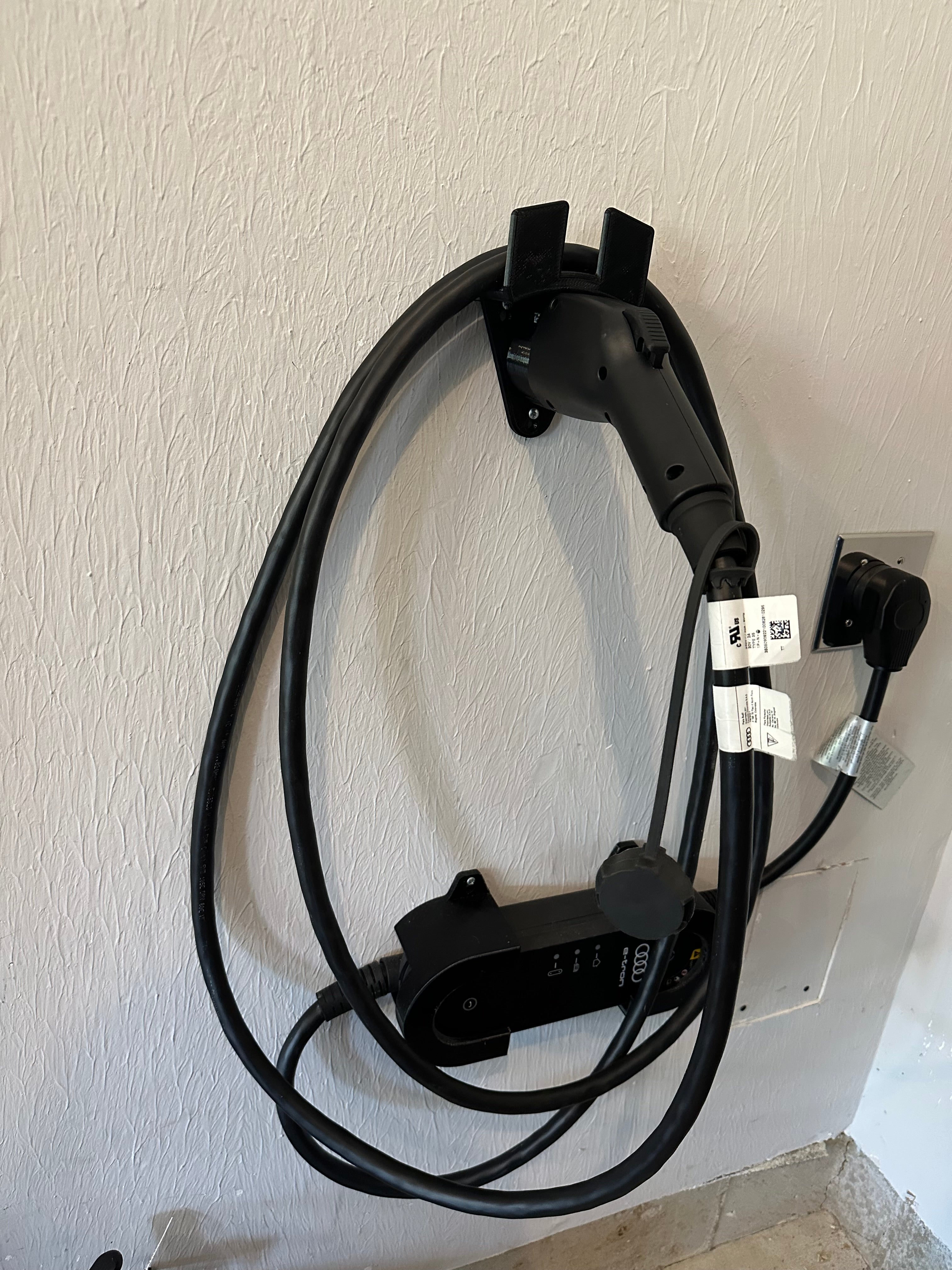 Seinään asennettava pidike J1772 CCS1 EV-laturille