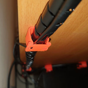 Kaapeliohjauskiinnike työpöydälle