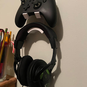 Seinäkiinnike Xbox-ohjaimelle ja kuulokkeille