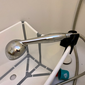 Suihkupään pidike Stokke Flexi Bath -vauvan kylpyammeeseen