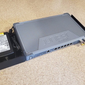 Telineasennussarja Juniper SRX300:lle virtalähteellä