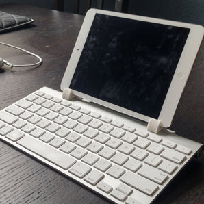 Remixed iPad Minin ja Applen langattoman näppäimistön pidike