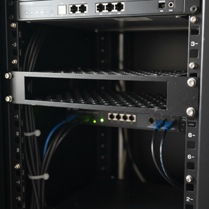 Unifi USW-Flex-XG 10 tuuman räkkiasennus