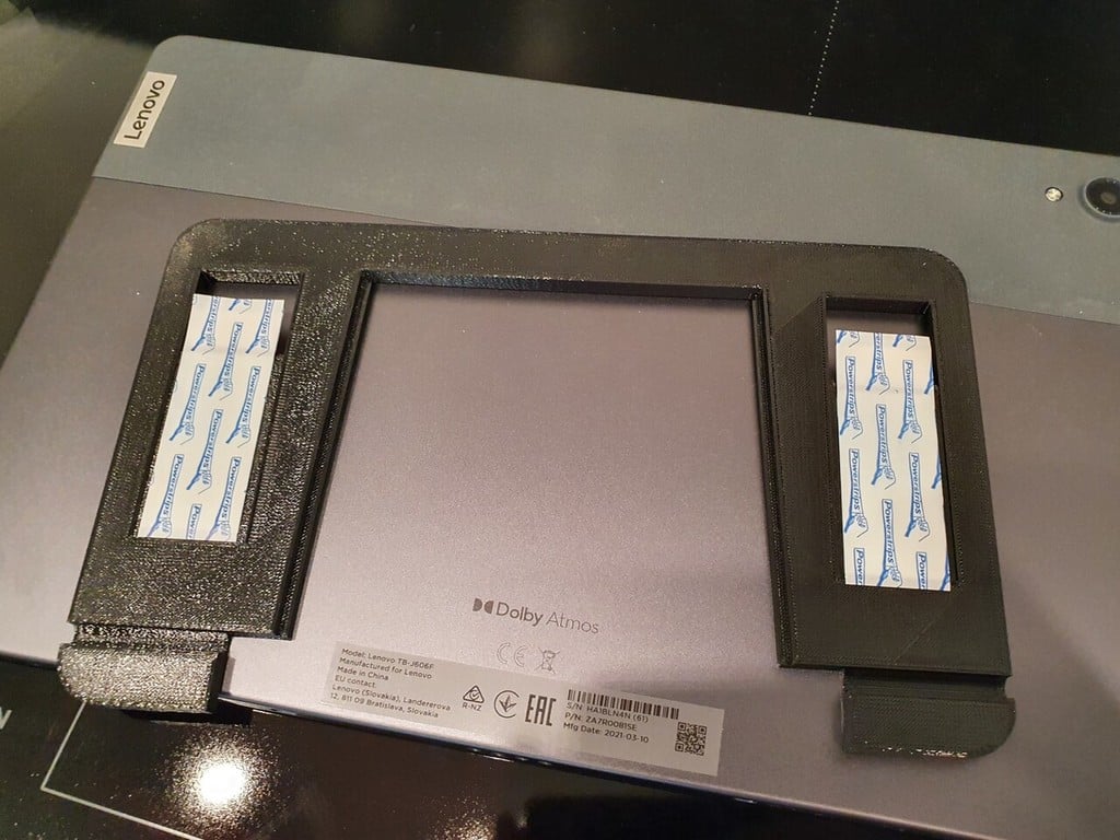 Kelluva tabletin seinäteline, jossa lataustuki