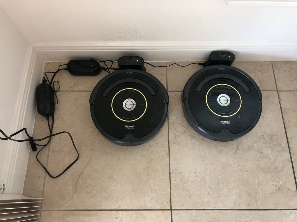 Roomba-latausasema ja kaapelinhallintajärjestelmä