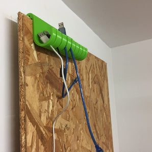 USB-kaapelin ripustin OSB-lankuille