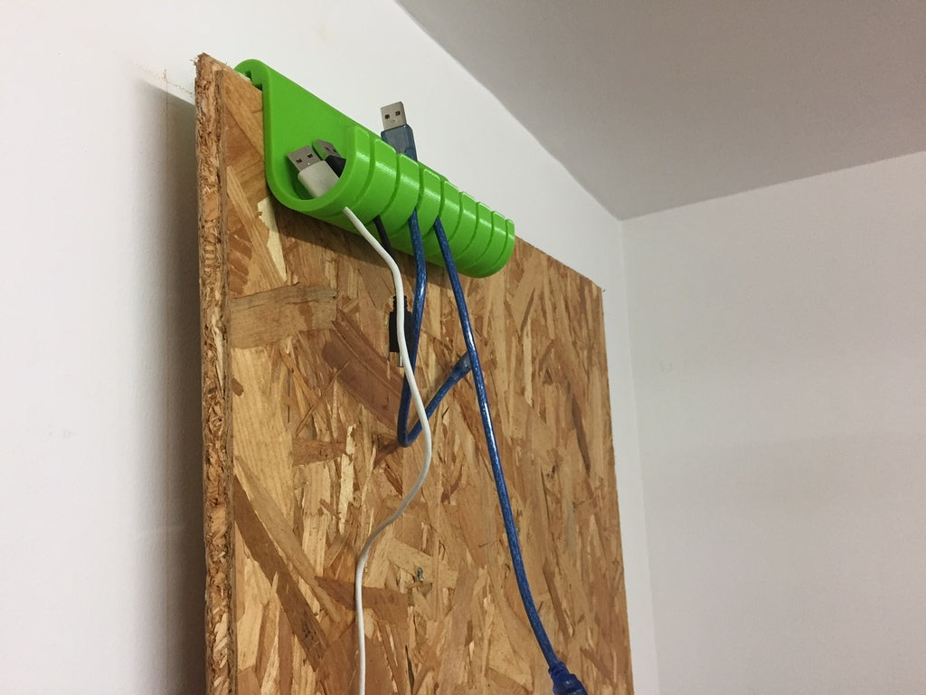 USB-kaapelin pidike OSB-puulevyille