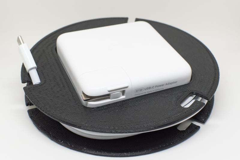 Kaapelin järjestäjä 61W USB-C-virtalähteelle - MacBook Pro 13' (2017)