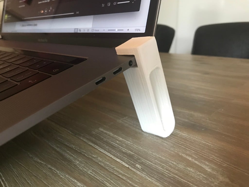 MacBook Pro -jalusta optimoituun työtilaan