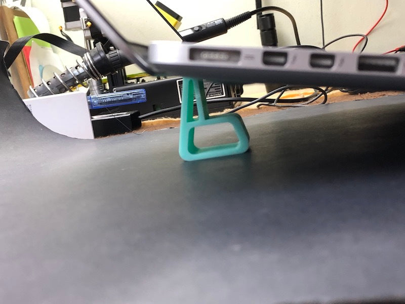 Ergonominen Macbook Pro -jalusta 120°:n kallistuksella