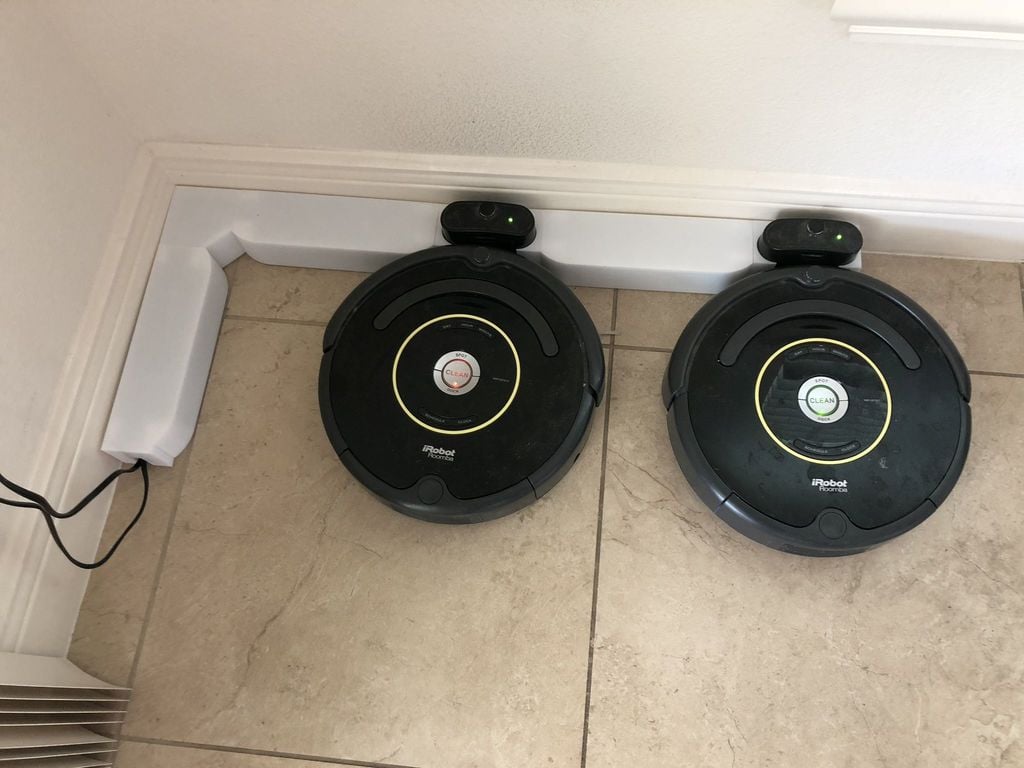 Roomba-latausasema ja kaapelinhallintajärjestelmä