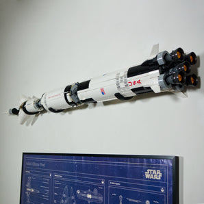 Minimalistinen seinätaulu Saturn V -raketille