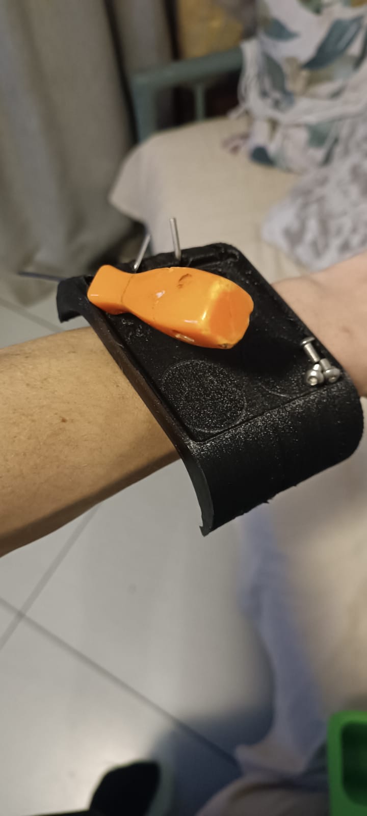 Magneettinen työkalu- ja osalokero rannehihnalla