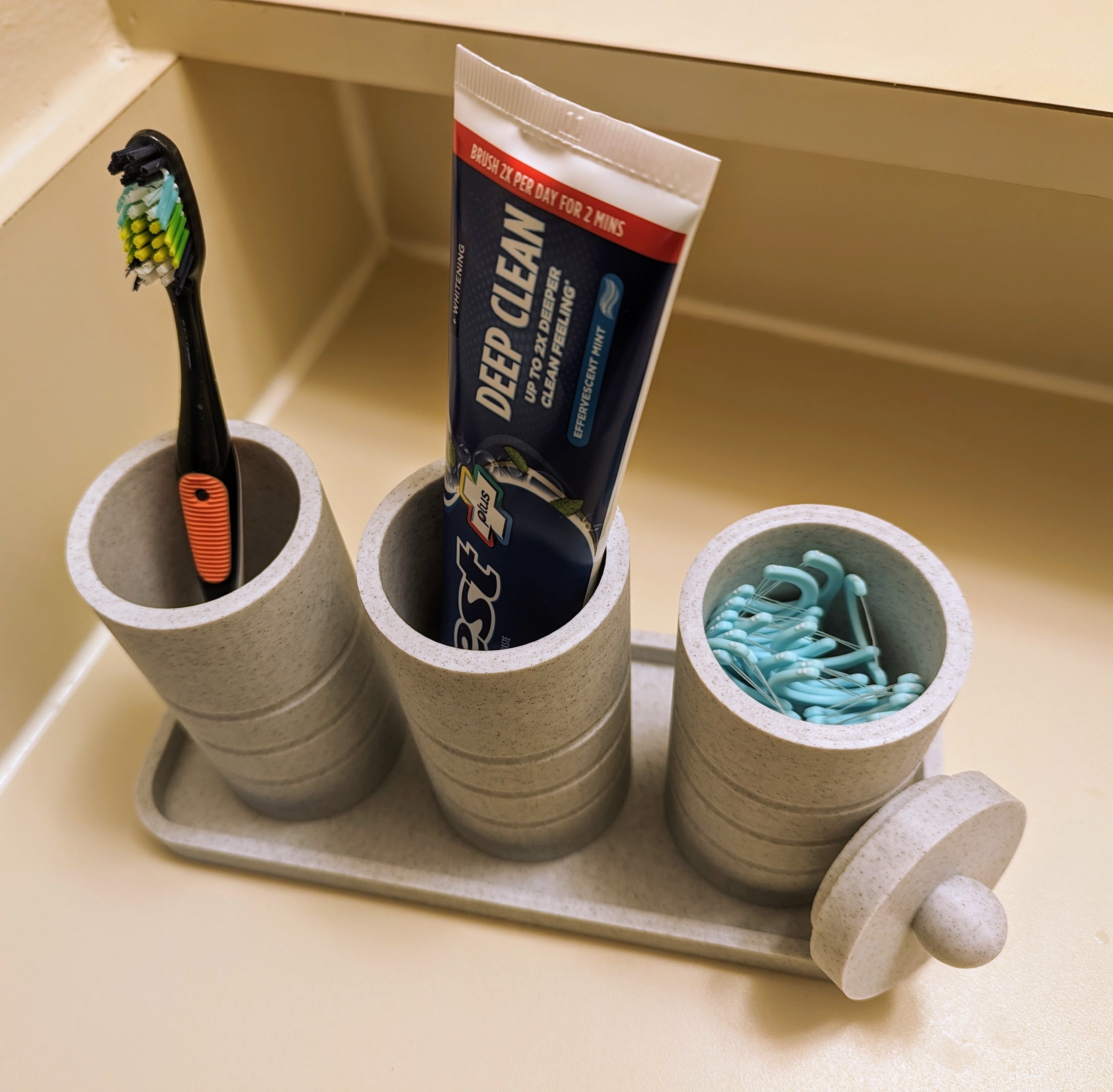 Kylpyhuoneen järjestäjä hammasharjoille ja Q-tipeille