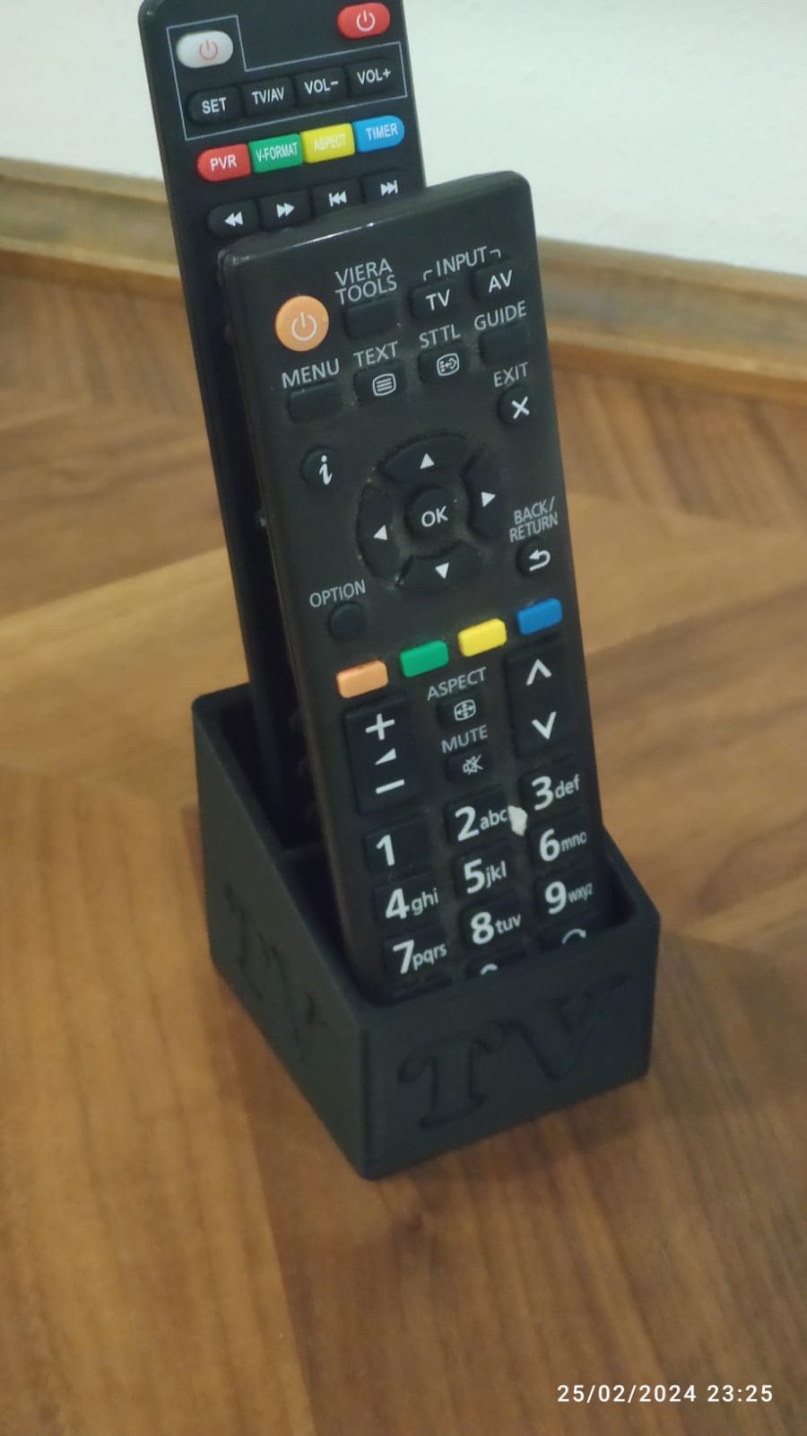 TV-kaukosäätimen pidike keittiöön