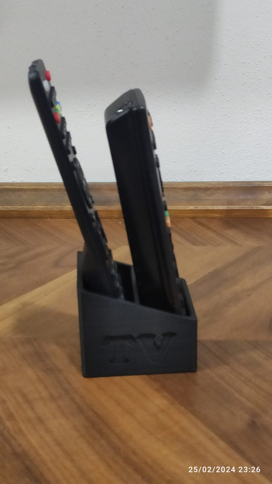 TV-kaukosäätimen pidike keittiöön