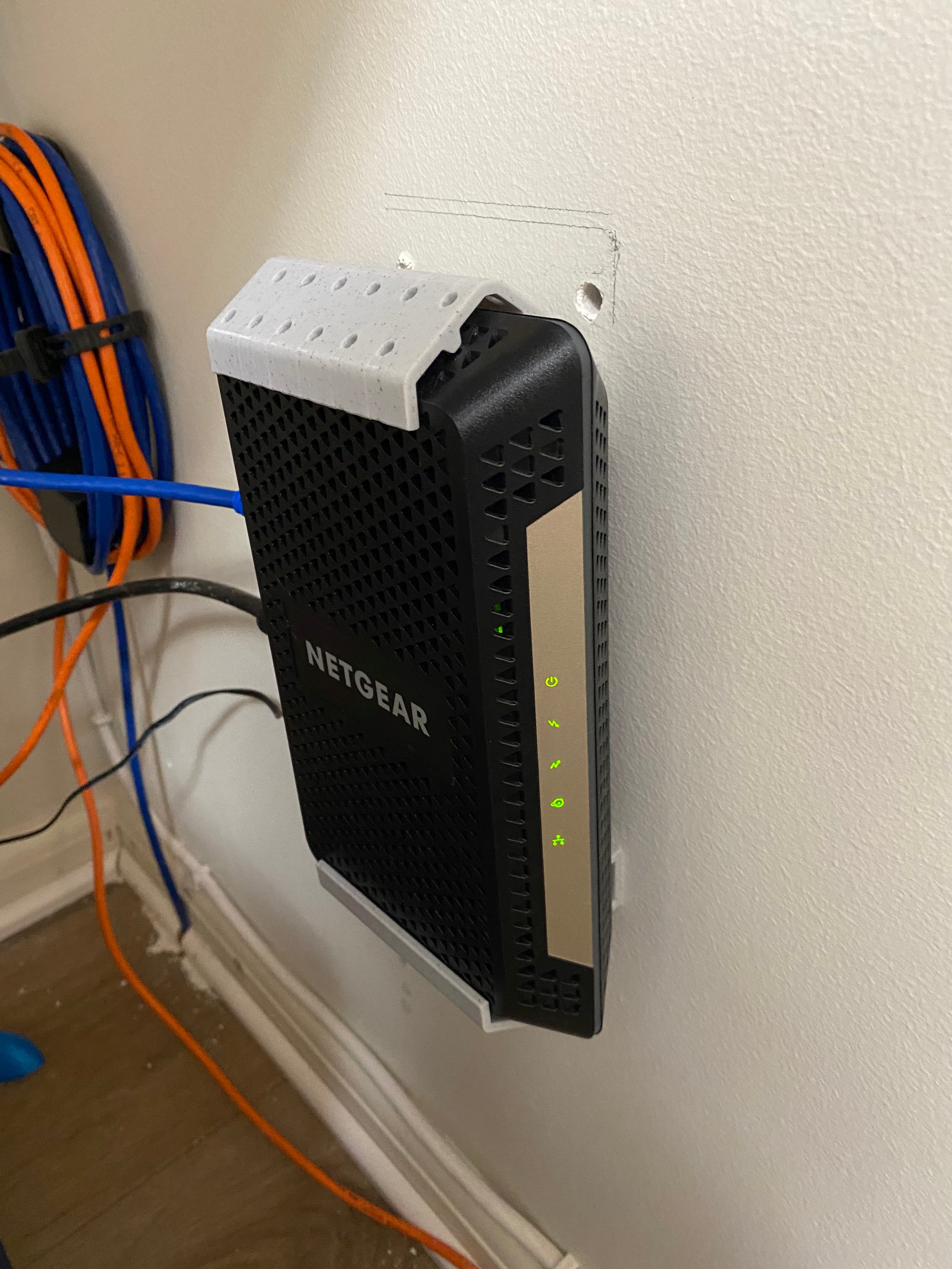 Netgear CM600 / CM1000 Seinäkiinnitys – Optimoi verkkoasennuksesi