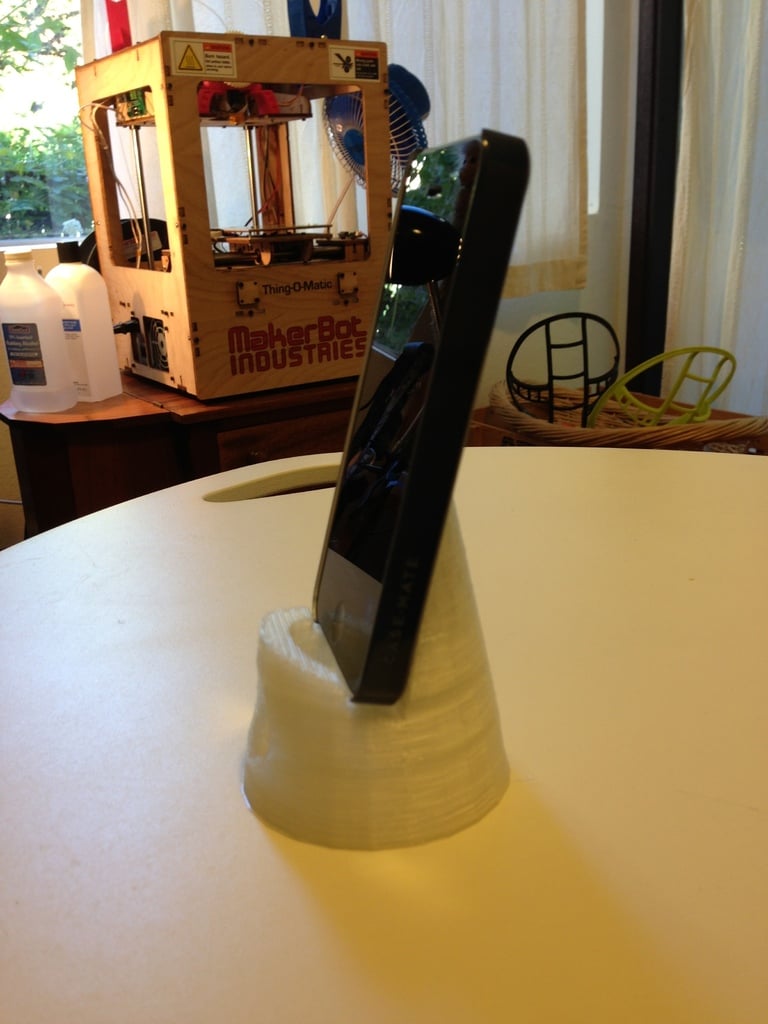 Tyylikäs iPhone-teline iPhone 5:lle, 5C:lle ja 5S:lle
