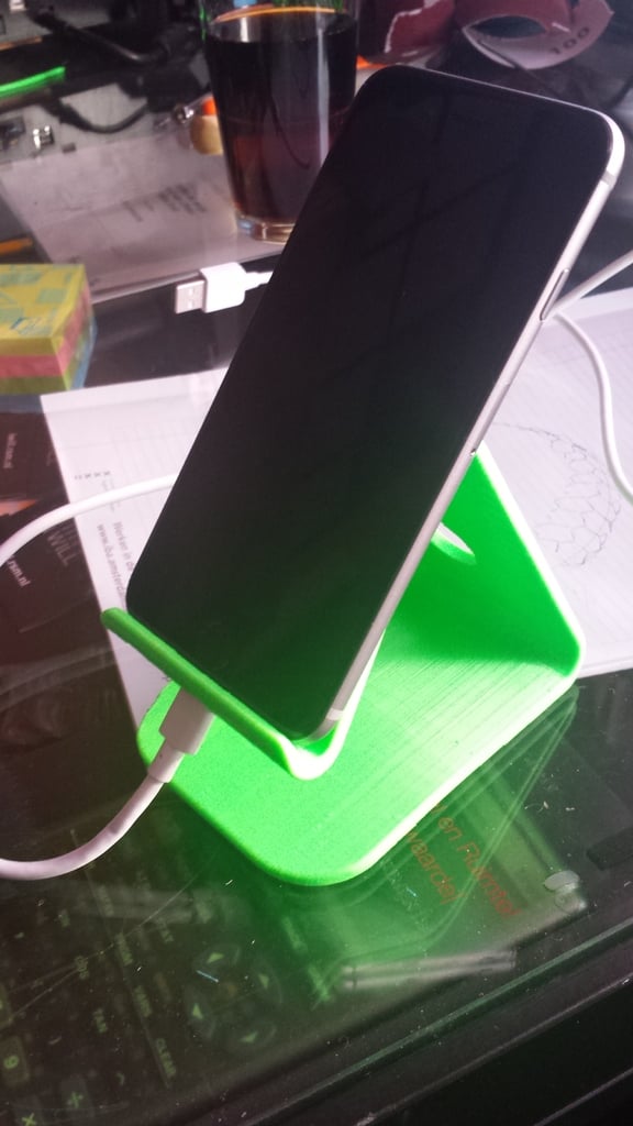 iPhone 6 -jalusta, jossa on laturi ja minijakki-liitäntätila