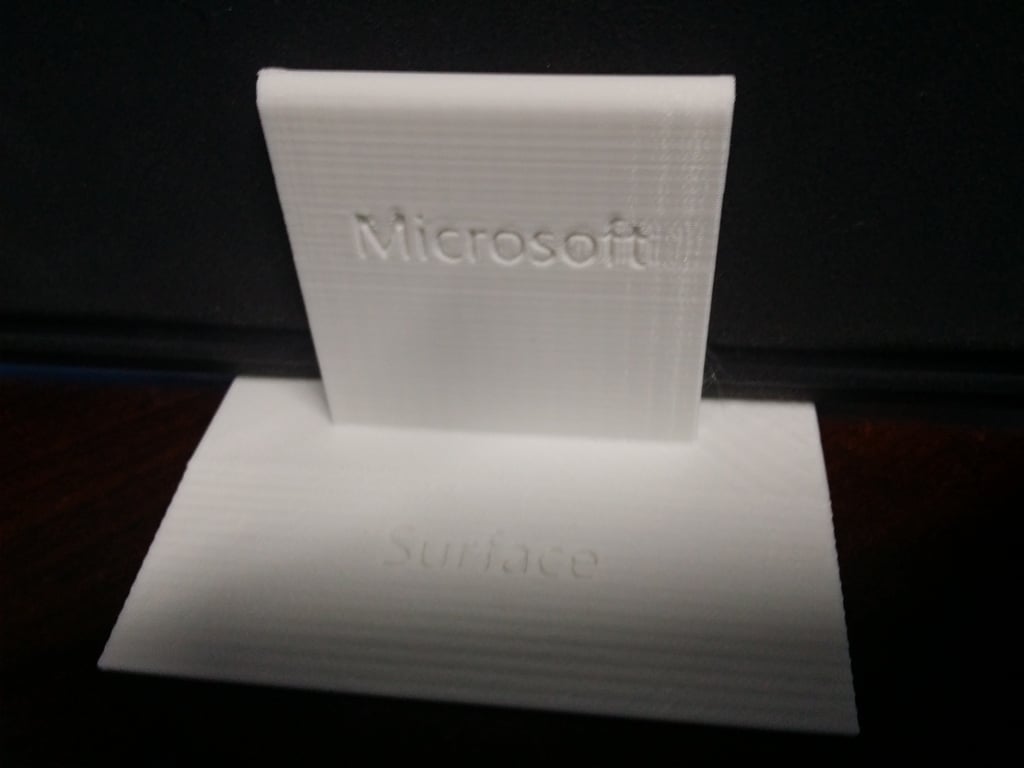 Surface Pro 1 -teline, jossa kaiverretut Microsoft-logot