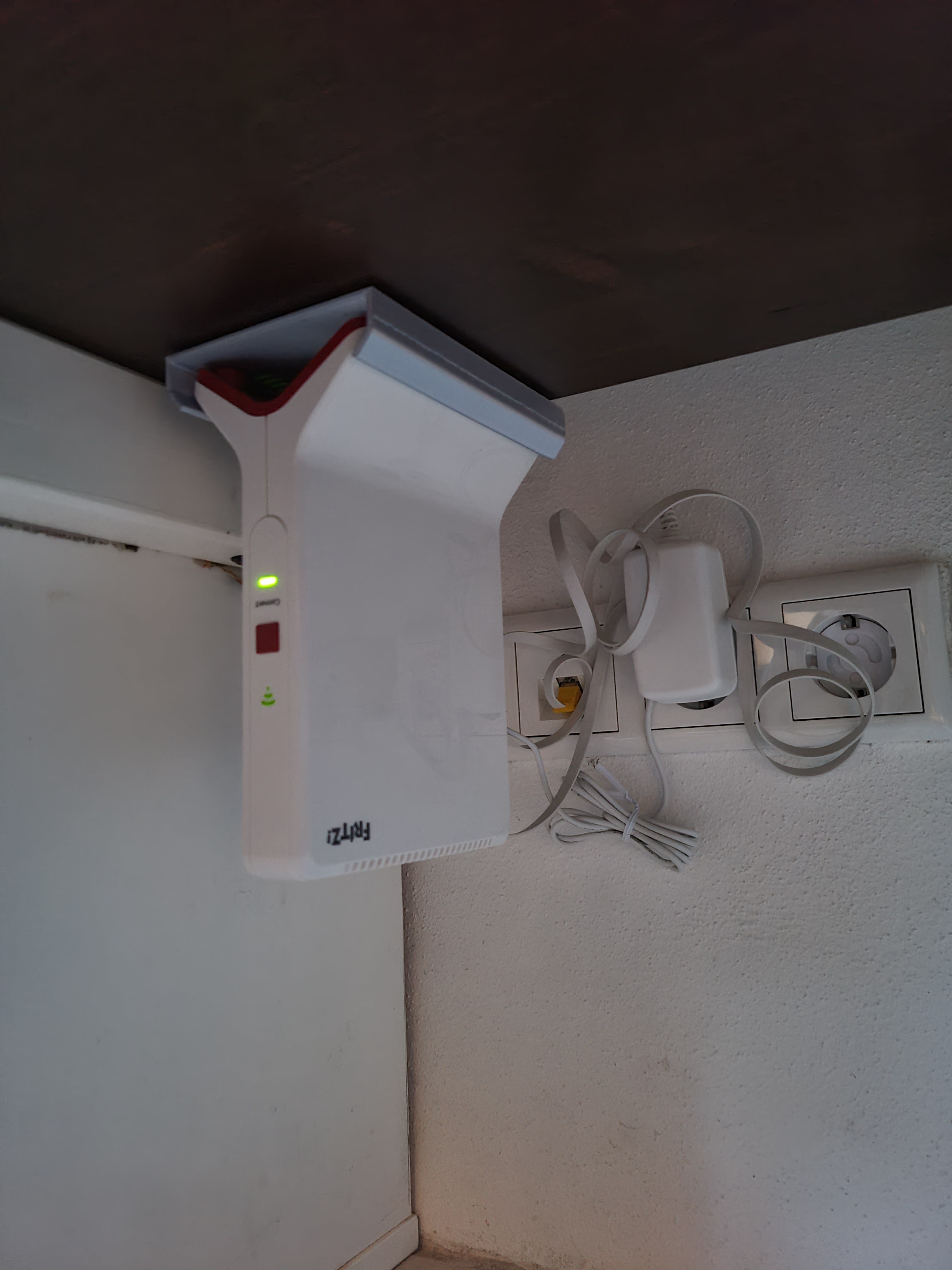 Kiinnitysteline AVM FRITZ! WLAN Mesh Repeater 3000 ja 6000 varten