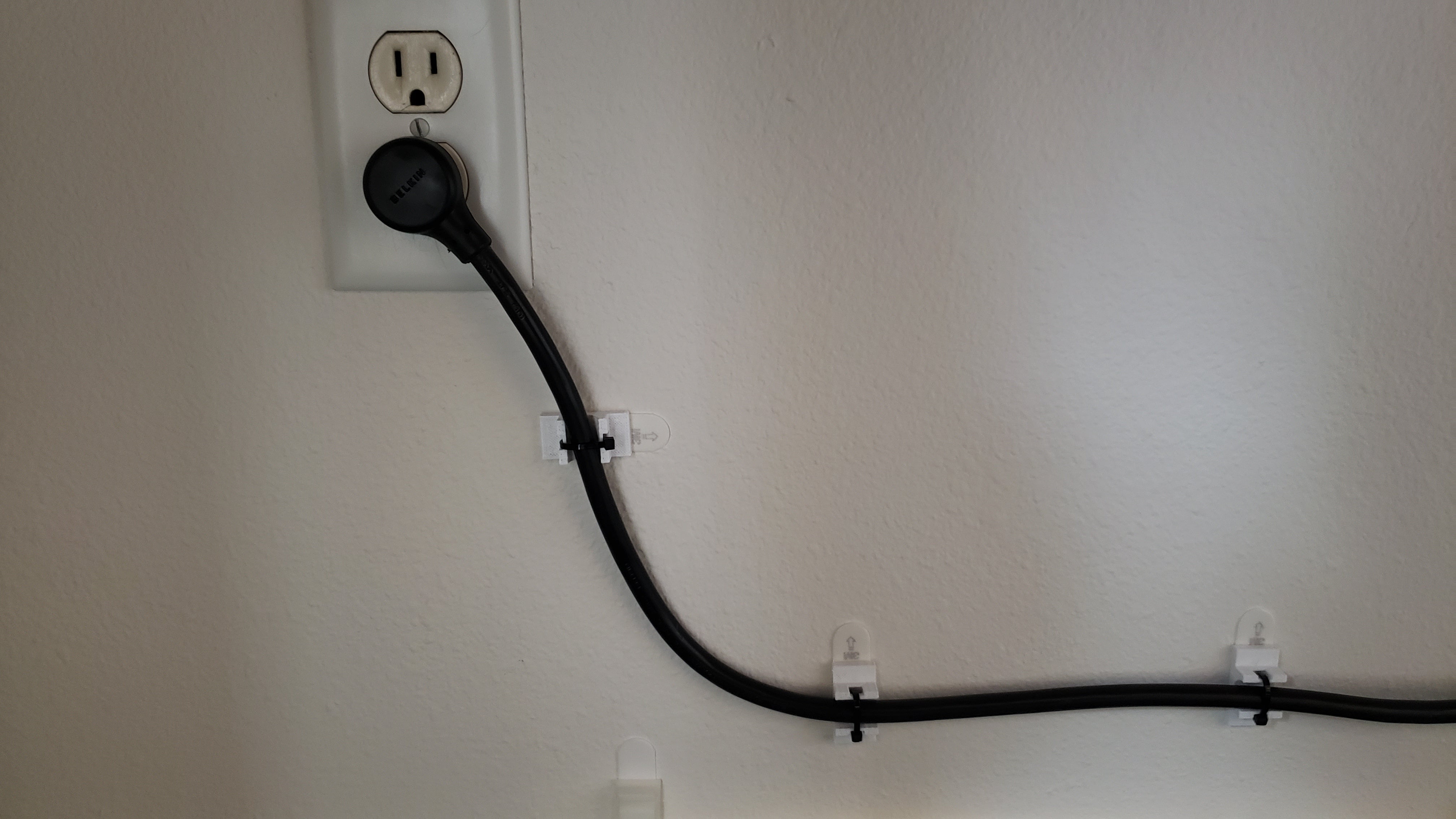 Komennonauha Zip-Tie -pidike virtajohdolle