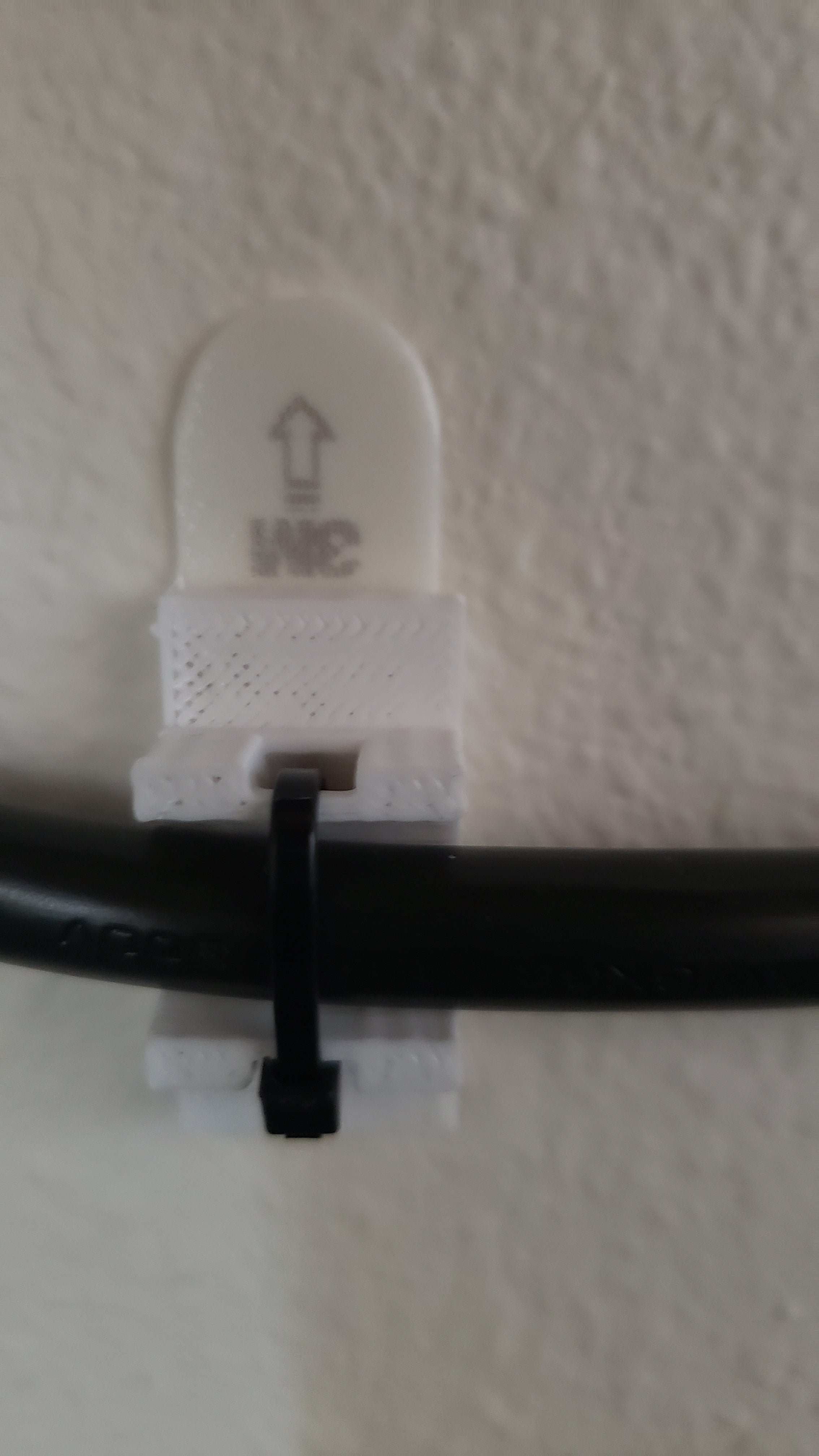 Komennonauha Zip-Tie -pidike virtajohdolle