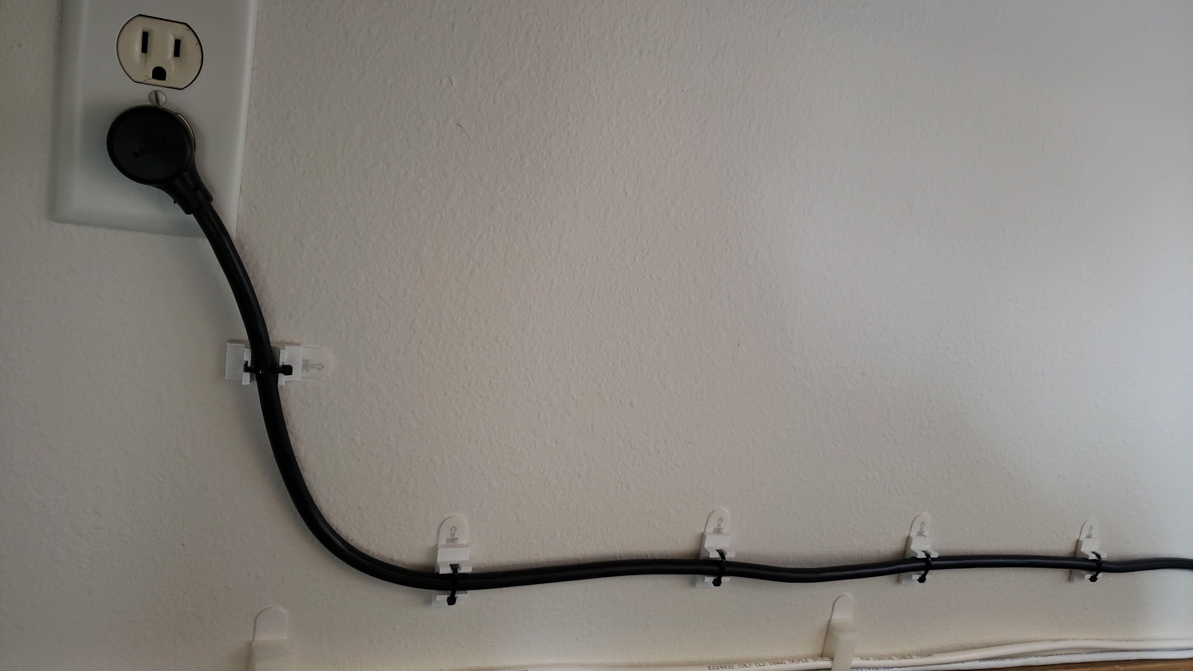 Komennonauha Zip-Tie -pidike virtajohdolle