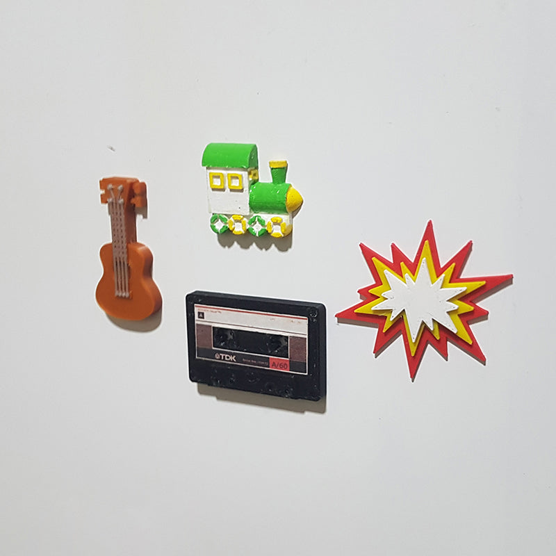 Käsin maalattu juna ja kitara jääkaappi magneetteja kasetti mallia