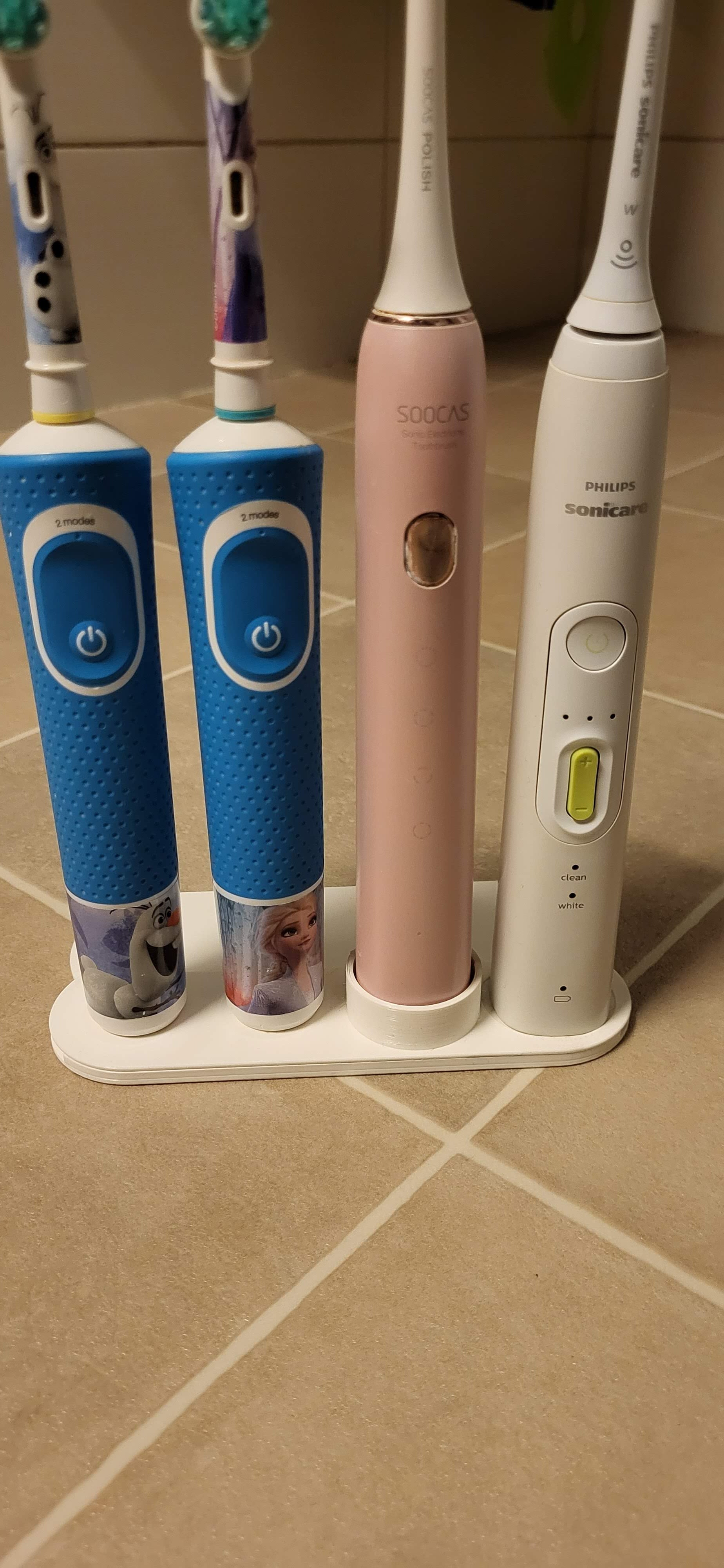 Yleiskäyttöinen hammasharjan pidike Oral-B:lle, Philips Sonicarelle ja Soocasille