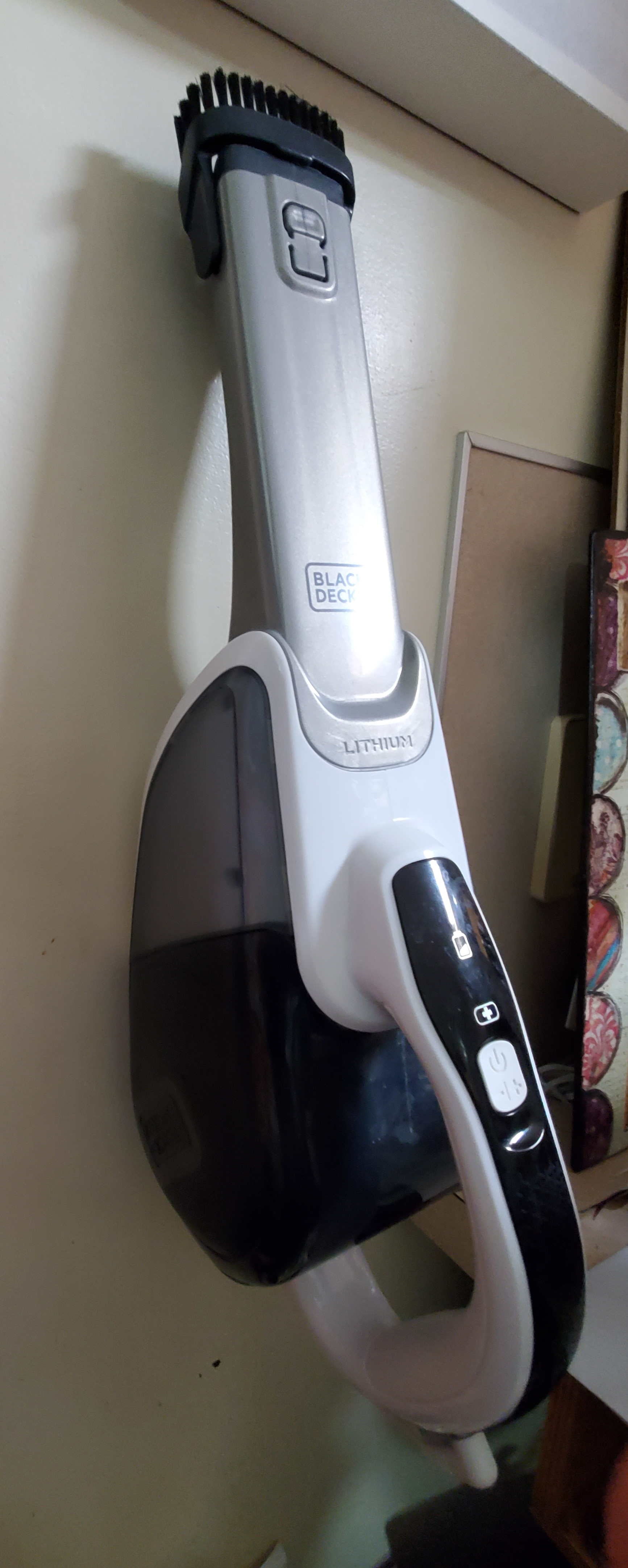Black and Decker mini-imuri seinäkiinnityksellä ja johdonpidikkeellä