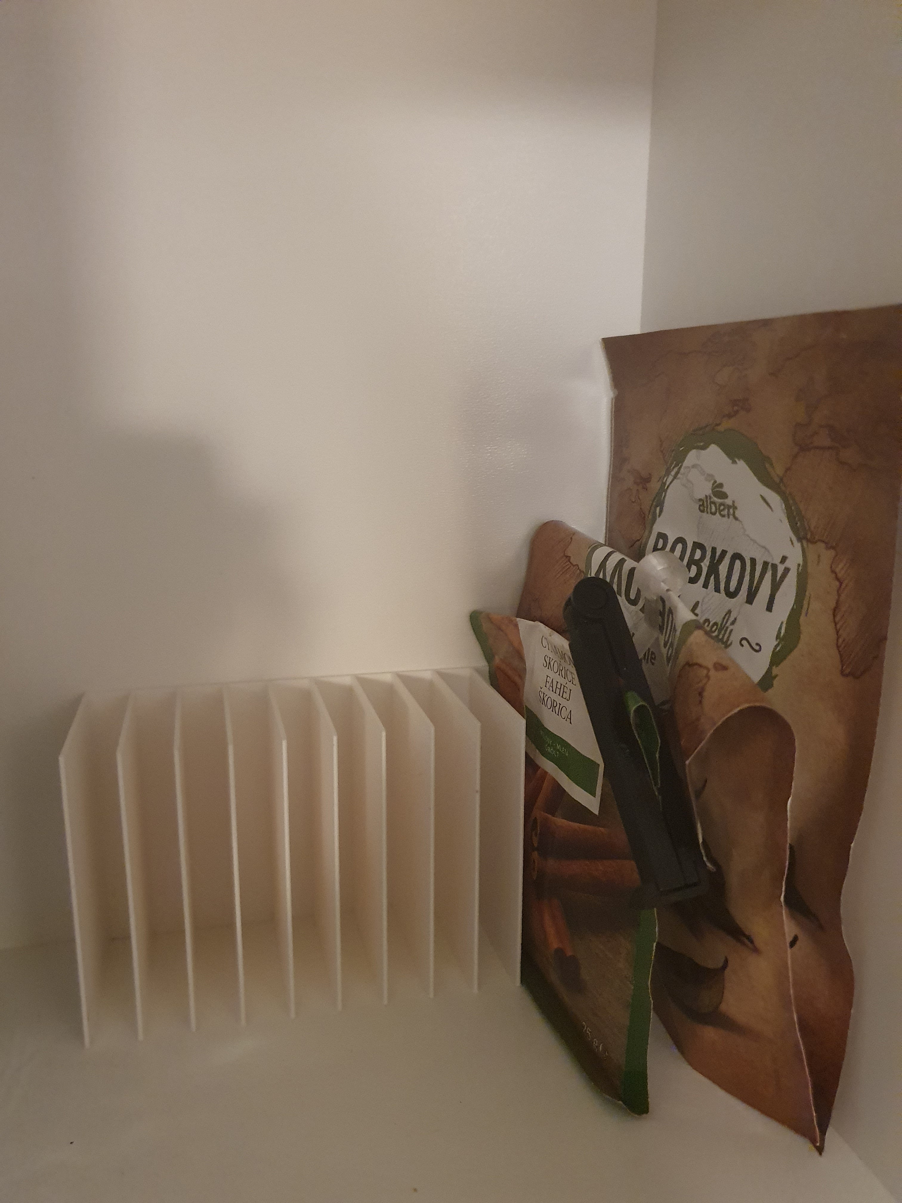 Käytännöllinen maustepussien järjestäjä keittiöön