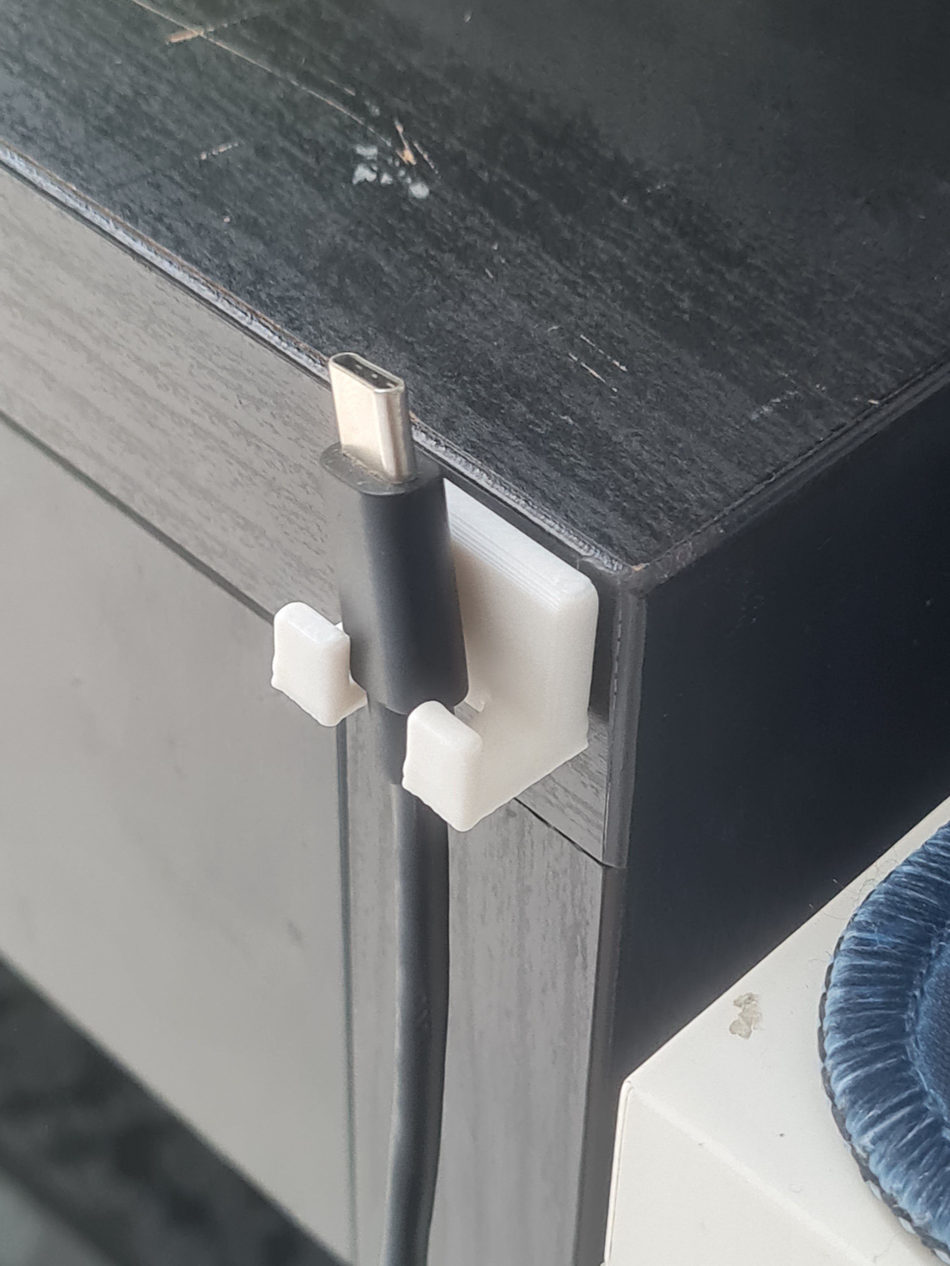 USB-kaapelin pidike V2 - Parannettu pyörimisominaisuus