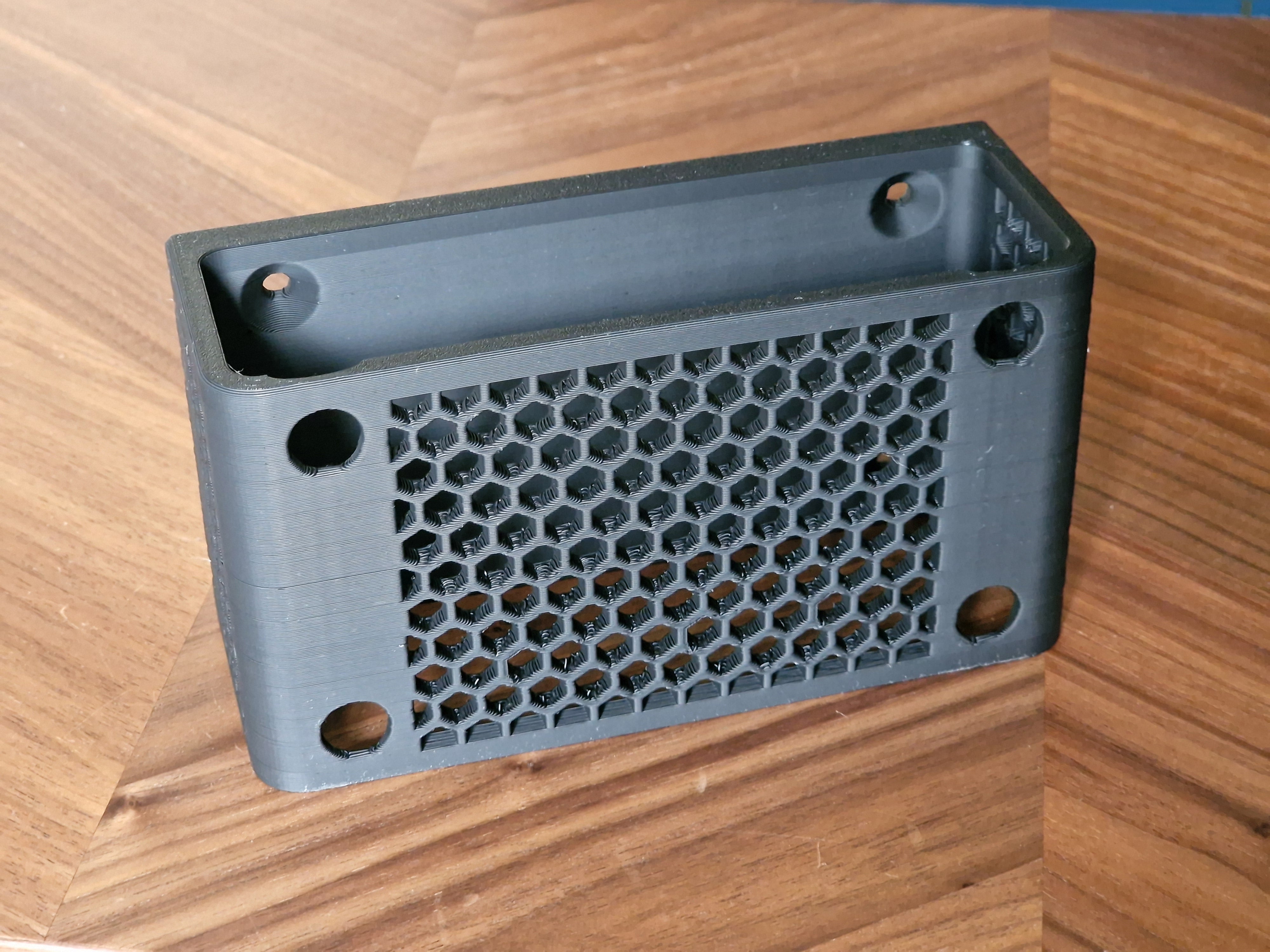 Pöydän alla oleva kiinnike Focusrite Scarlett Solo 4:lle. Gen