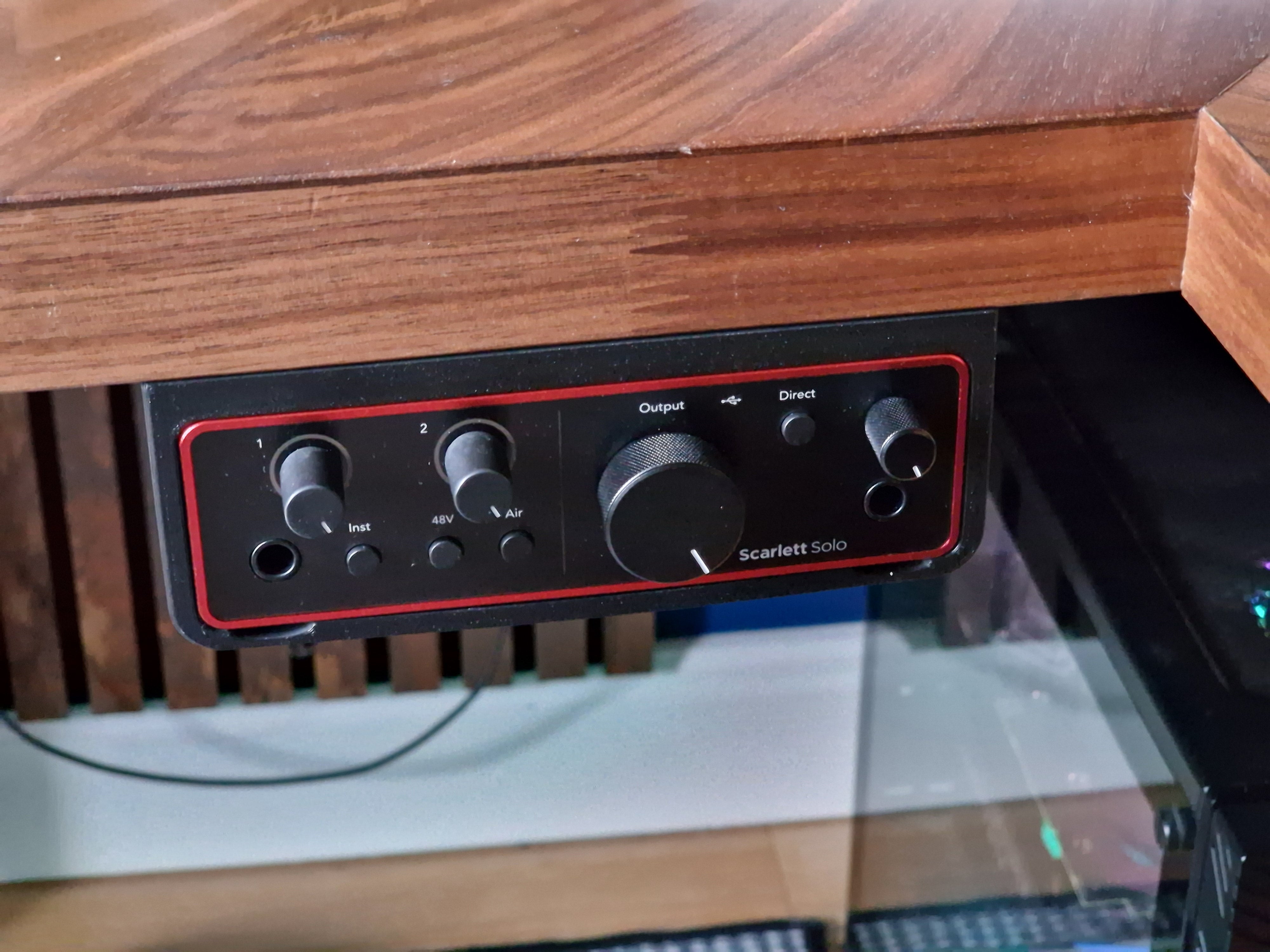 Pöydän alla oleva kiinnike Focusrite Scarlett Solo 4:lle. Gen