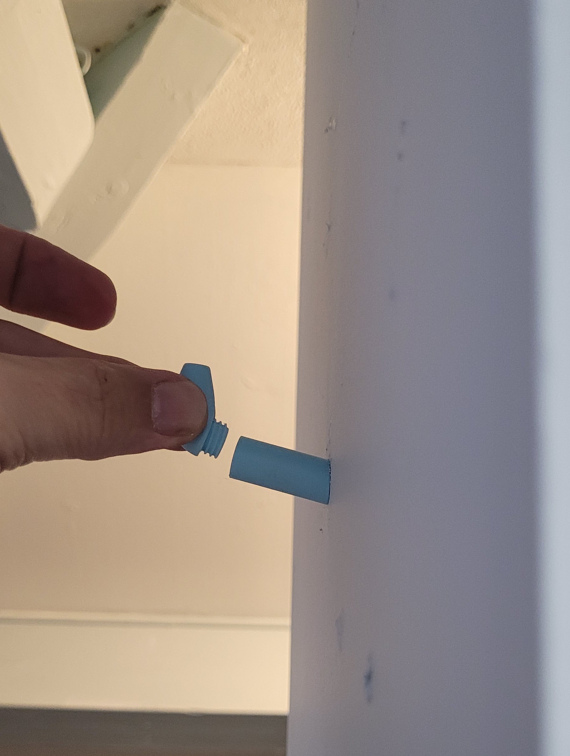 Piilotettu ruuvikoukku - minimalistinen seinäkiinnike