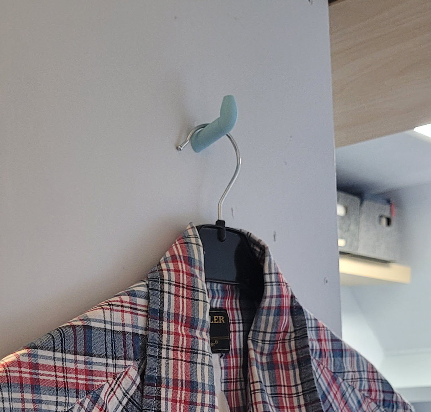 Piilotettu ruuvikoukku - minimalistinen seinäkiinnike
